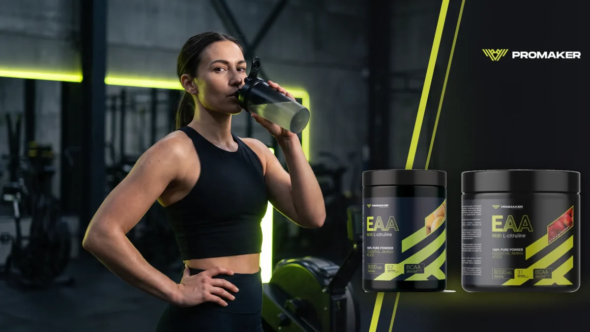 Kobieta pije napój z shakera w przerwie treningu na siłowni; aminokwasy EAA 500 g i EAA + L-Cytruline PROMAKER