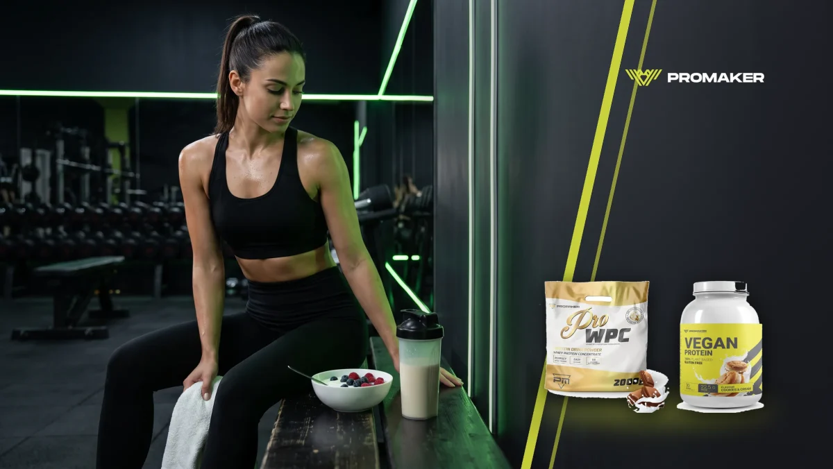 Białko na redukcji: sportsmenka po treningu na ławce siłowni z jogurtem greckim i shakerem; obok Pro WPC i Vegan Protein