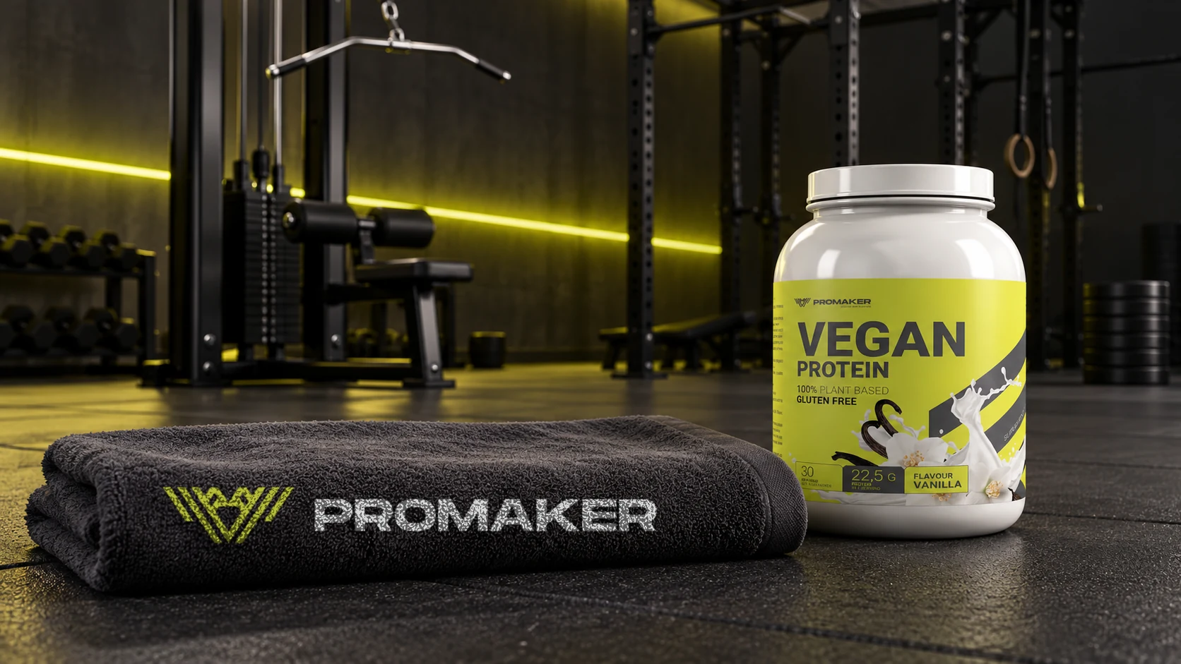 Siłownia z wyciągiem do ściągania drążka, na podłodze odżywka Vegan Protein PROMAKER i ręcznik z logo