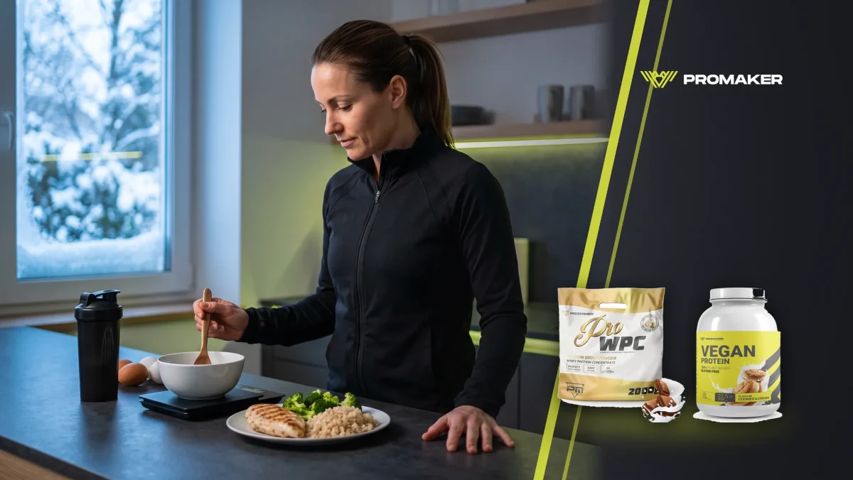 Deficyt kaloryczny dla trenujących: kobieta po treningu przygotowuje posiłek z kurczakiem, ryżem i brokułami na wadze kuchennej; obok Pro WPC i Vegan Protein