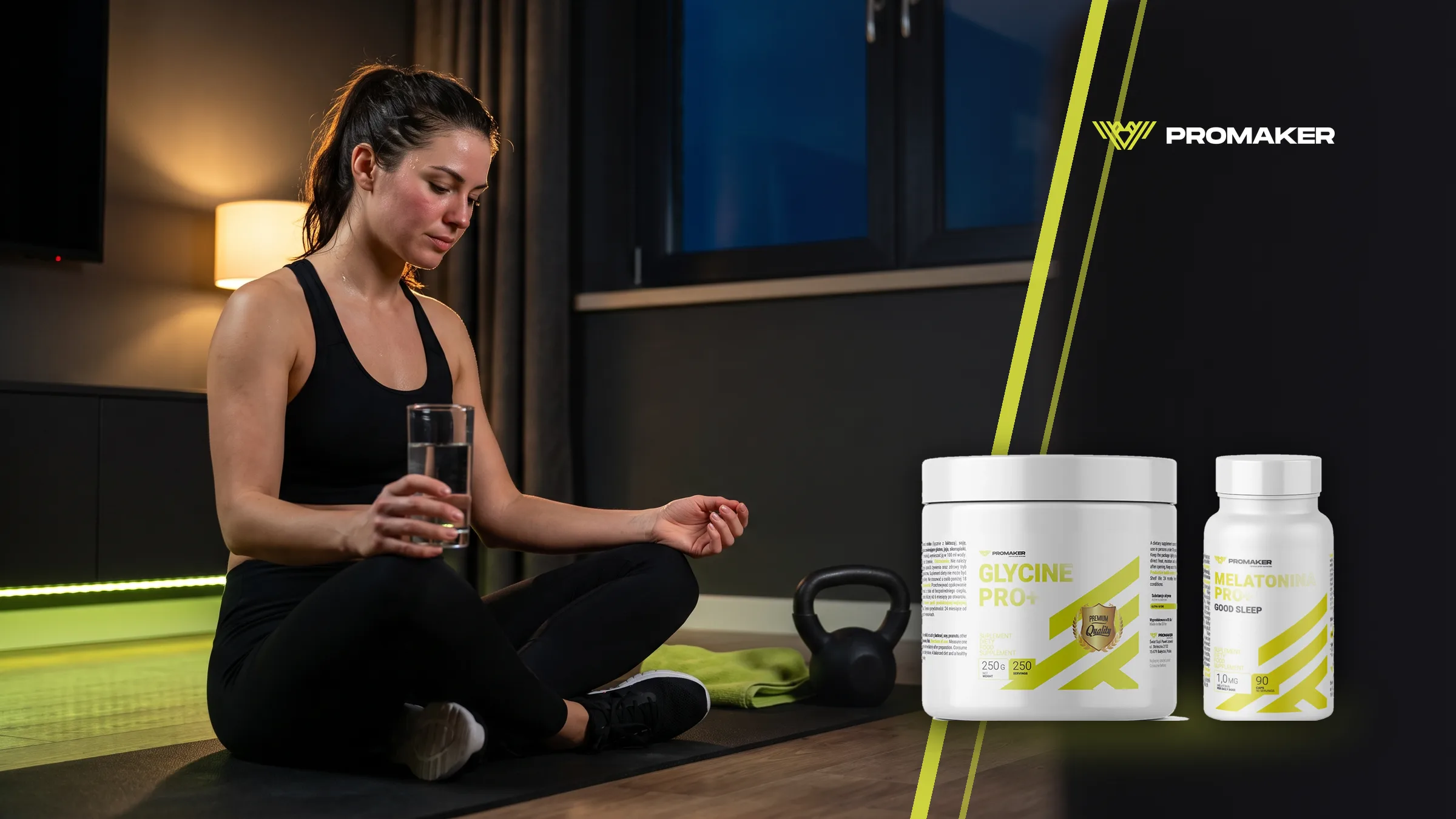 Glicyna wieczorem po treningu: kobieta siedzi na macie w domu ze szklanką wody, obok kettlebell; po prawej Glicyna Pure i Melatonina PRO+