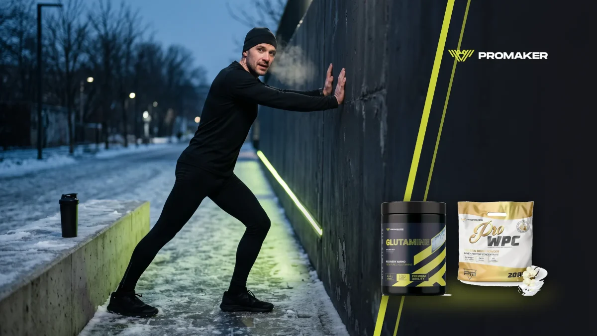 Glutamina po długim treningu zimą: biegacz rozciąga łydkę przy murze, obok shaker; na okładce Gold Glutamine i białko Pro WPC