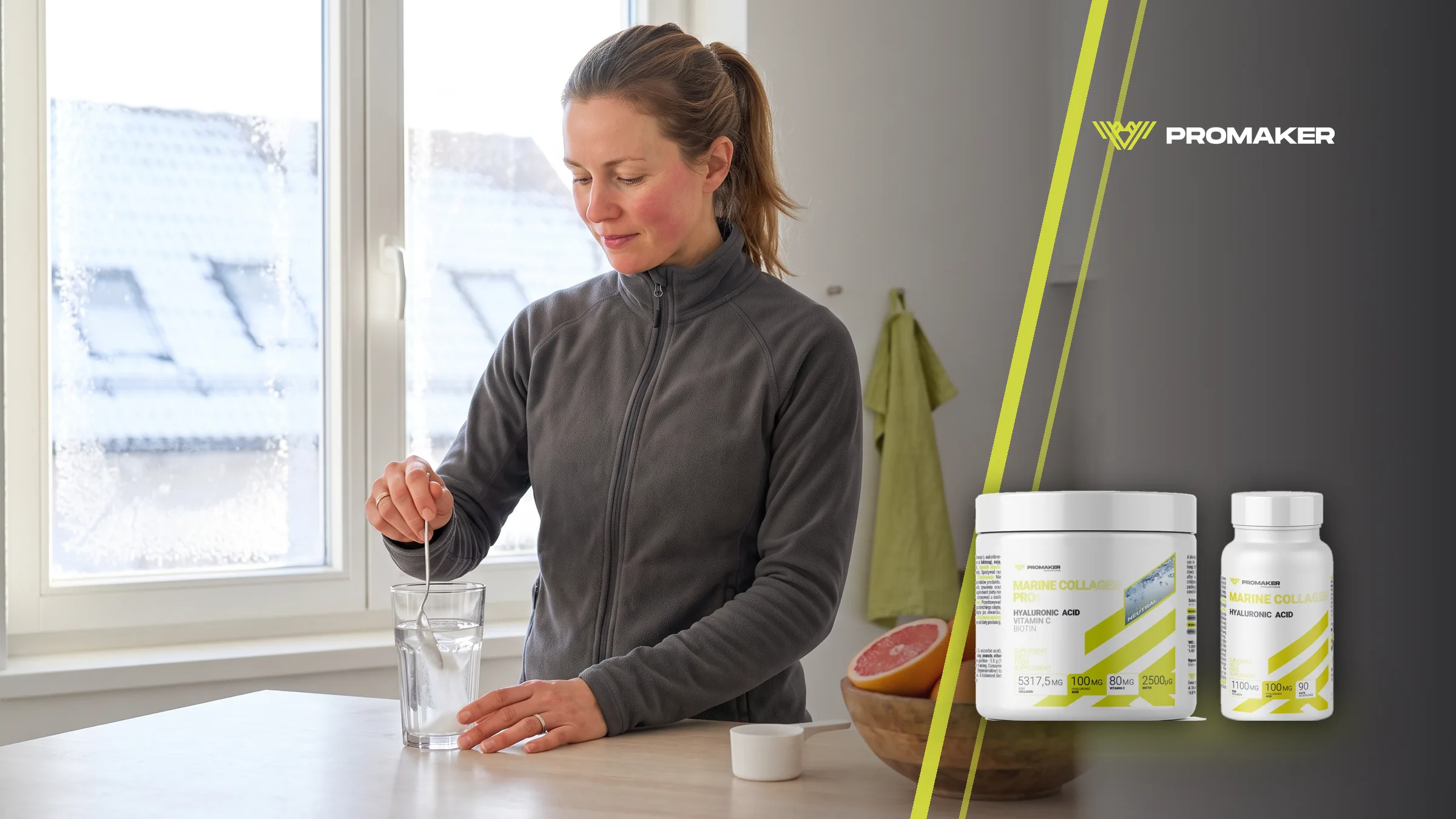 Kolagen rybi zimą: kobieta po treningu miesza proszek w szklance wody w jasnej kuchni, obok grejpfrut i pomarańcze; obok proszek Marine Collagen Pro+ i kapsułki kolagenu Promaker