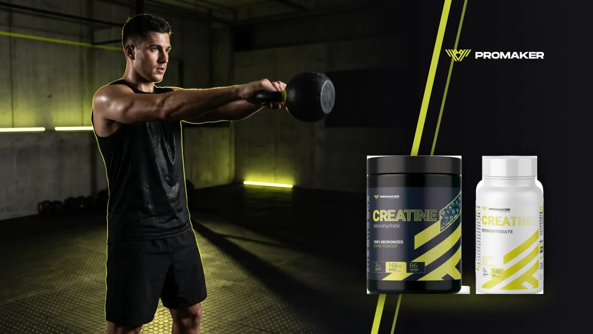 Mężczyzna wykonuje swing z kettlebell na siłowni; kreatyna Creatine Monohydrate 500 g i kapsułki 140 caps PROMAKER