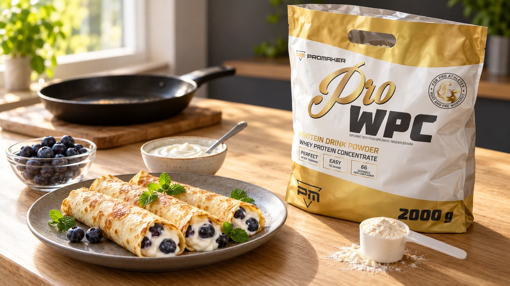 Naleśniki proteinowe zwinięte z jogurtem greckim i borówkami, obok worek odżywki Pro WPC PROMAKER i miarka