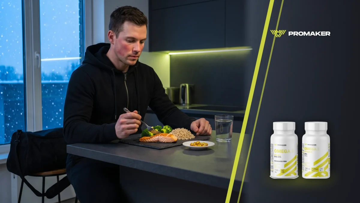 Omega-3 po treningu: mężczyzna jedzący łososia z brokułami, kapsułki i woda na blacie; obok Pro Omega 3 i Omega-3 240
