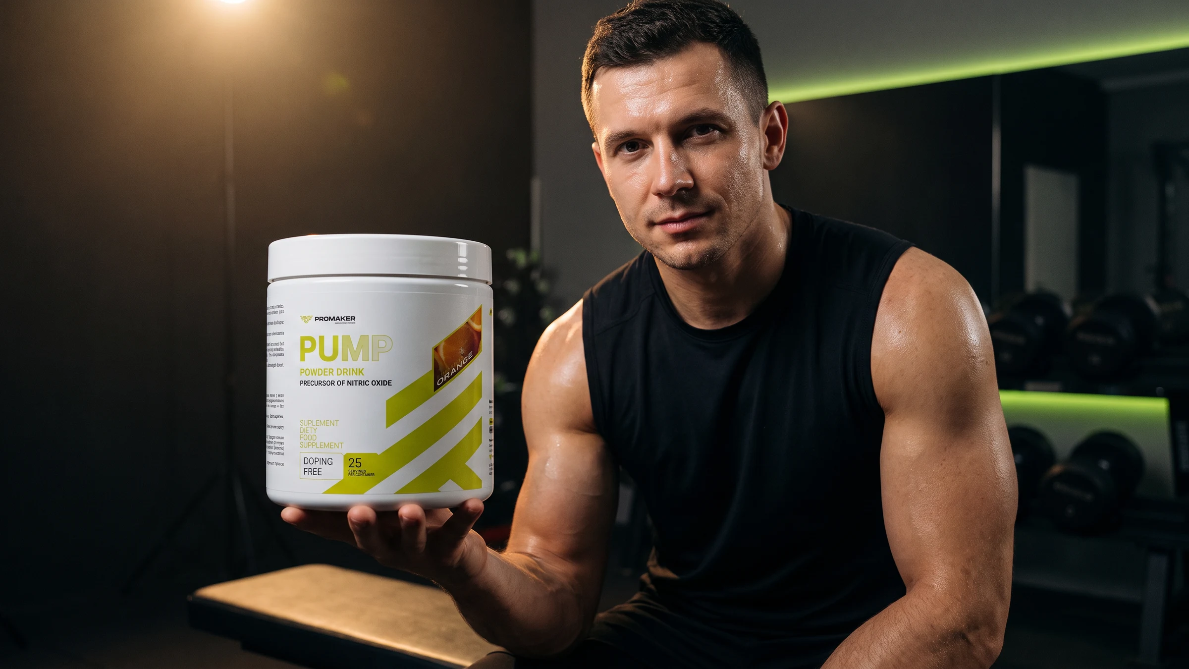 Mężczyzna po treningu ramion trzyma suplement na pompę mięśniową PROMAKER Gold Pump 250 g o smaku pomarańczowym