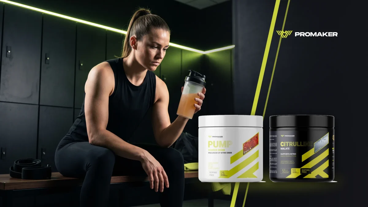 Przedtreningówka: kobieta w szatni siłowni trzyma shaker z napojem przed treningiem, obok Gold Pump i Gold Citrulline Promaker
