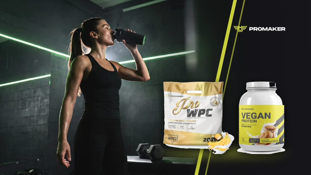 Kobieta po treningu z shakerem białkowym na siłowni, obok odżywki PROMAKER Pro WPC 2000 g i Vegan Protein 900 g