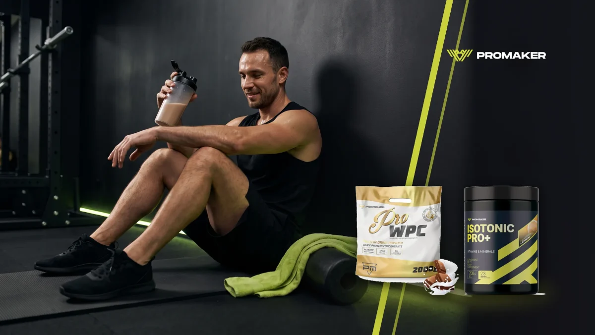 Regeneracja po treningu: mężczyzna odpoczywa na macie w siłowni z shakerem z odżywką białkową, obok Pro WPC i Isotonic Pro+