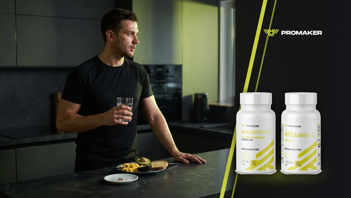 Mężczyzna po treningu pije wodę przy śniadaniu z kapsułką; Multivitamin Complex i Vit C 1000 mg PROMAKER