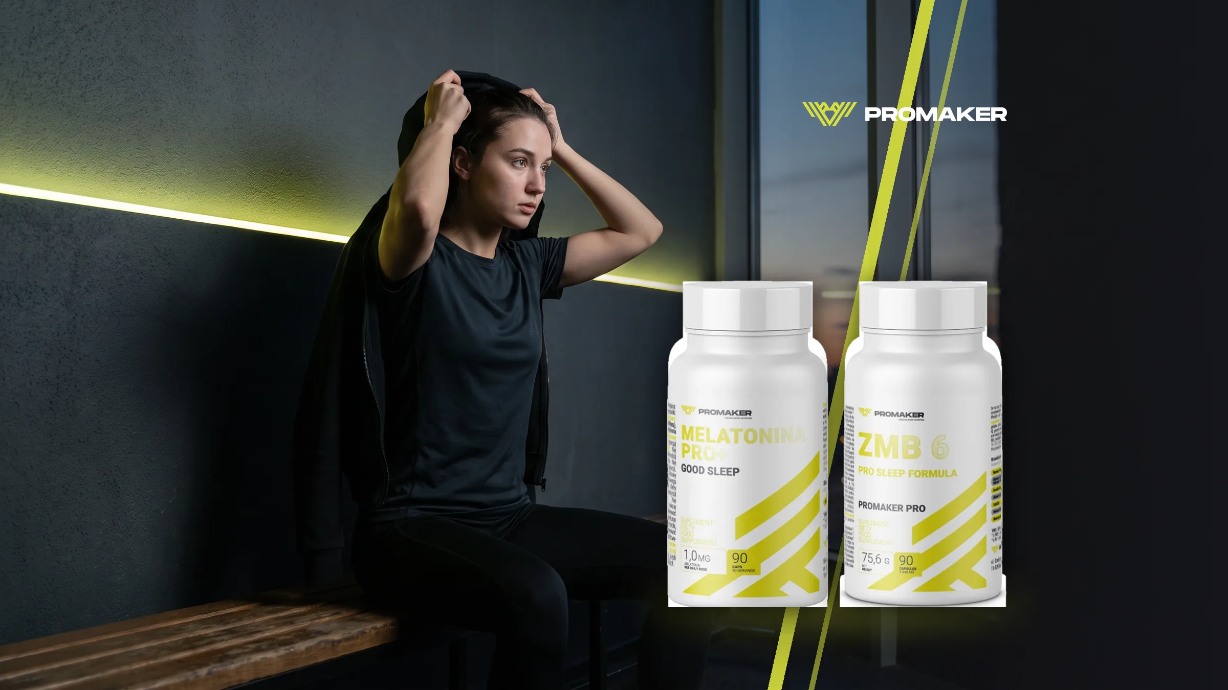 Kobieta po wieczornym treningu siedzi na ławce w ciemnej siłowni i zakłada bluzę, za oknem zmierzch nad miastem; obok Melatonina PRO+ i ZMB6 Sleep Formula Promaker